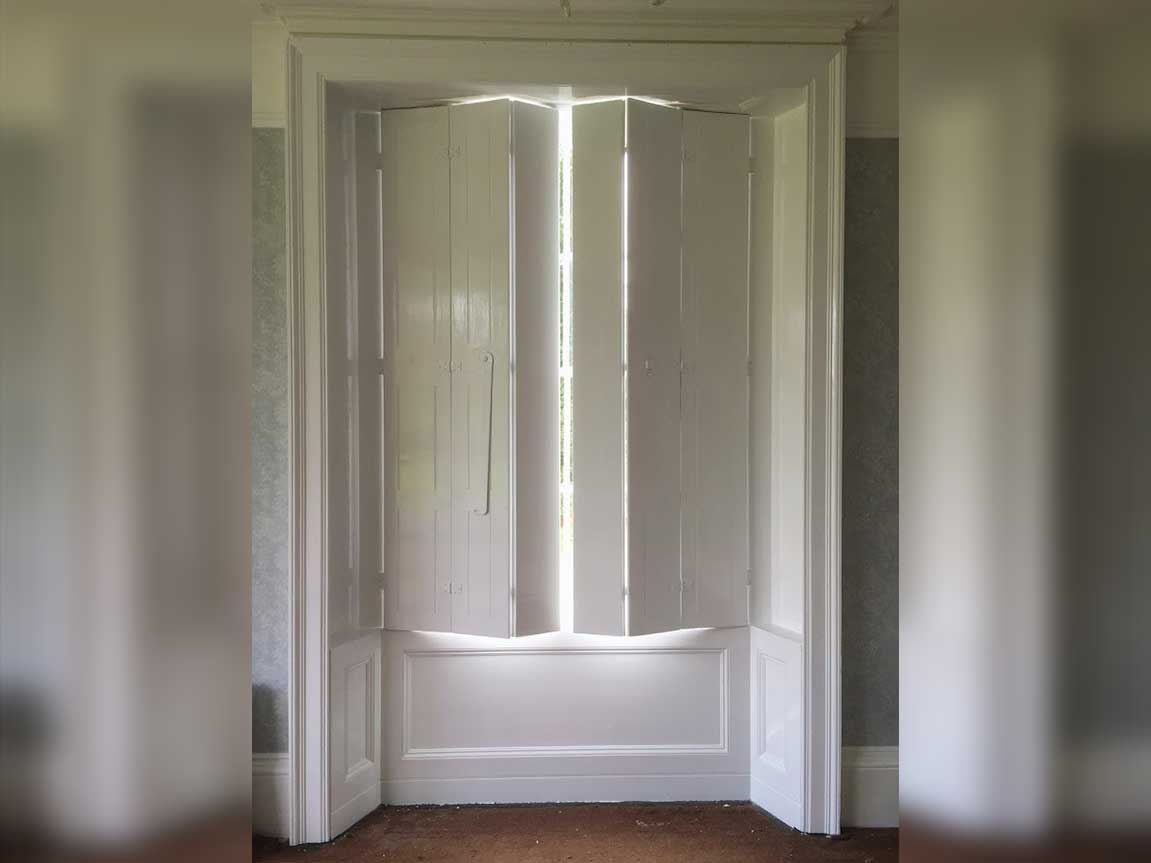 mill_lounge_shutters_blur